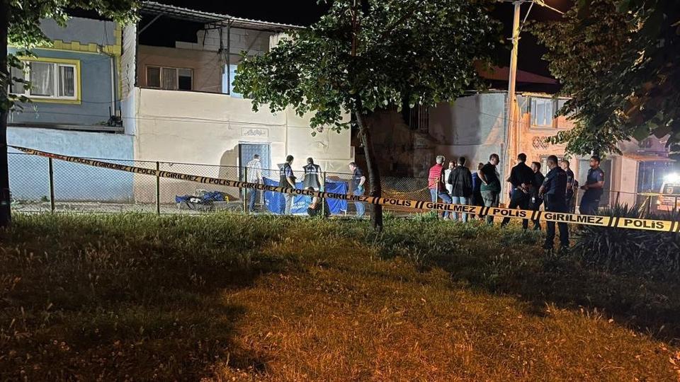 Kıskançlık şüphesiyle bir kişi, marketten