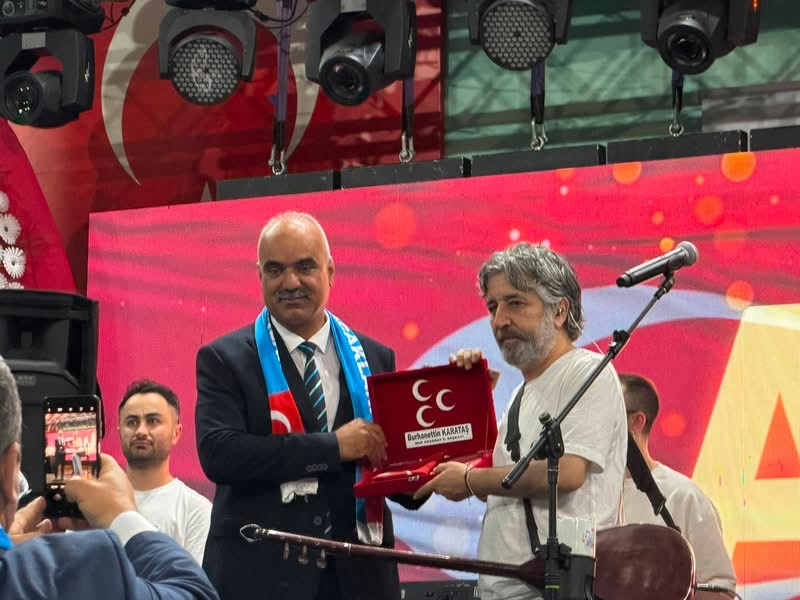 Aksaray’da düzenlenen Türk Gençlik Şöleni’nde binlerce kişi bir araya gelirken,