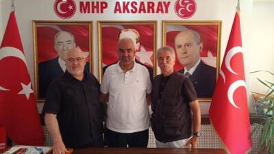 MHP Aksaray Teşkilatı’na katılan yeni üyelerin rozetleri düzenlenen programda takılırken,