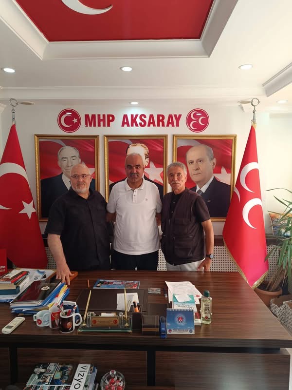 MHP Aksaray Teşkilatı’na katılan yeni üyelerin rozetleri düzenlenen programda takılırken,