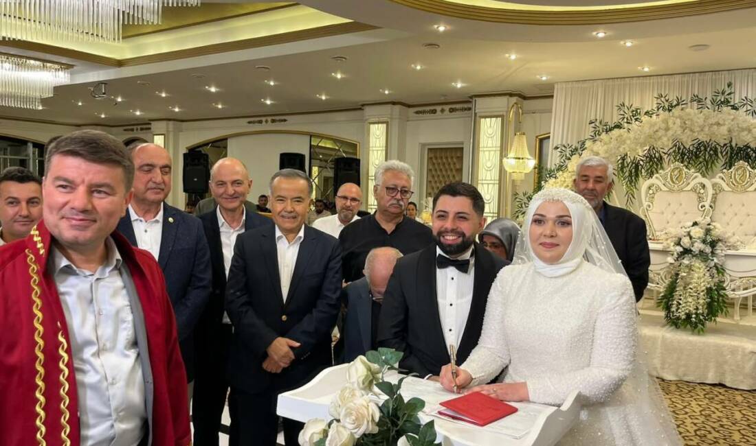 Aksaray’da siyaset ve iş dünyası düğünde buluştu! Merve ile Özgür evlendiler! Aksaray’ın tanınmış ailelerinden Koçak ve Turgut ailelerinin düğünü, siyaset ve