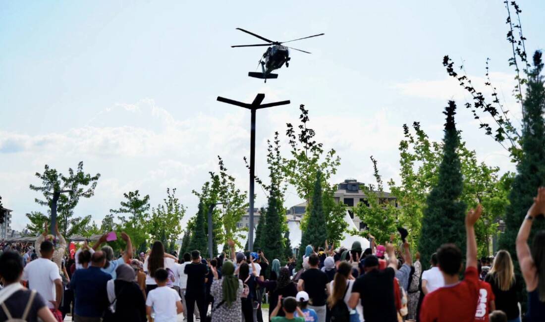 Aksaray’da çelik kanatların gösterisi bilimfest’te nefesleri kesti! Aksaray Belediyesi tarafından düzenlenen Aksaray Bilim Festivali, birbirinden renkli etkinliklere