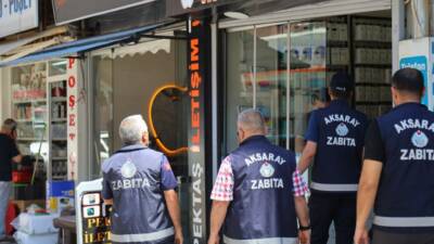 Aksaray Belediyesi Zabıta ekipleri, yayaların güvenli ve rahat şekilde hareket