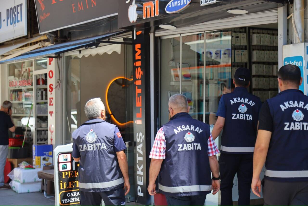 Aksaray Belediyesi Zabıta ekipleri, yayaların güvenli ve rahat şekilde hareket