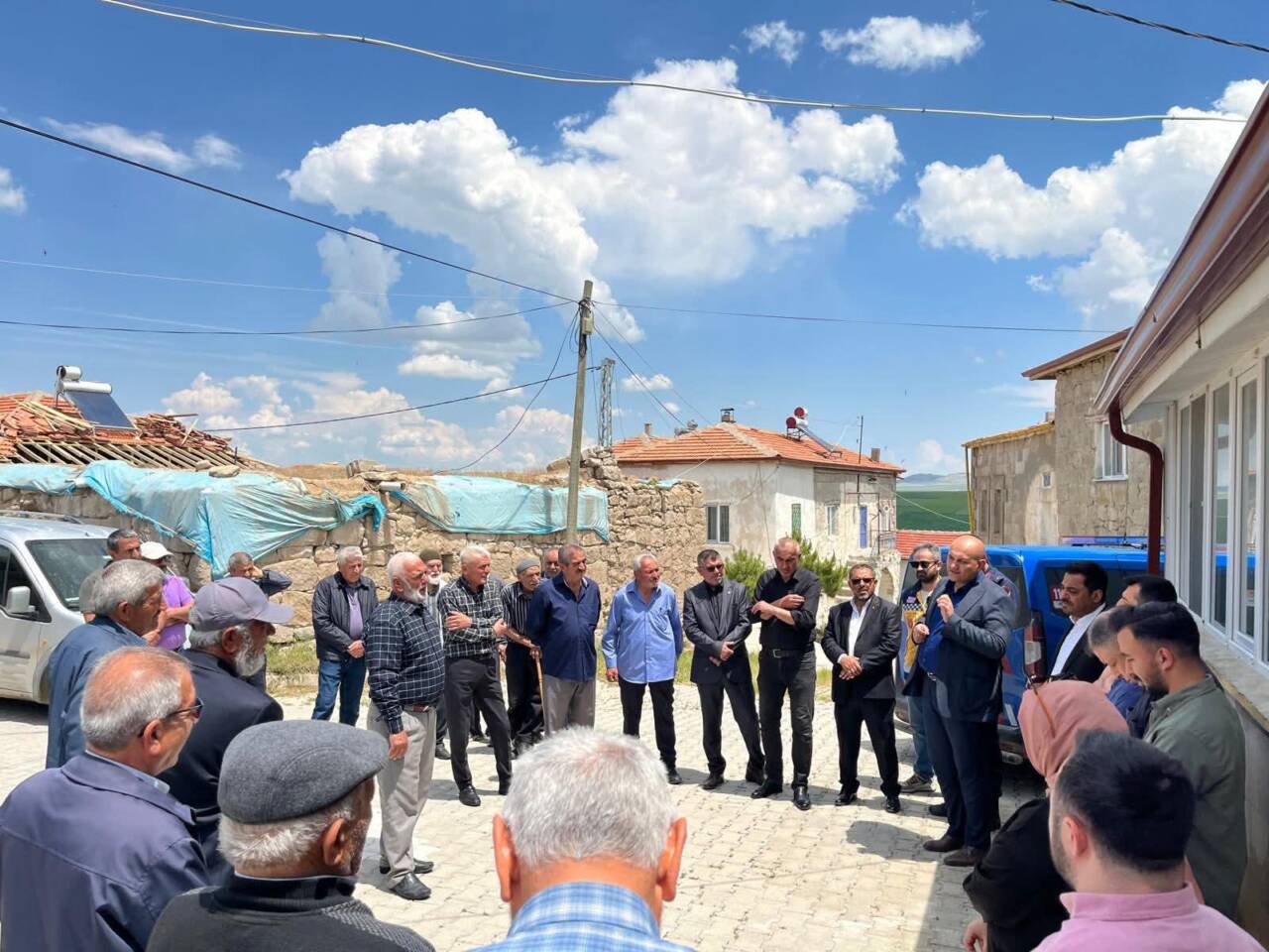 Ağaçören Kaymakamlığı, Cuma namazı sonrasında Avşar Köyü’nü ziyaret ederek vatandaşlarla