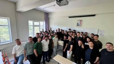 Aksaray Üniversitesi Ortaköy MYO’da öğrenciler, mezuniyet öncesi düzenlenen pasta kesimi
