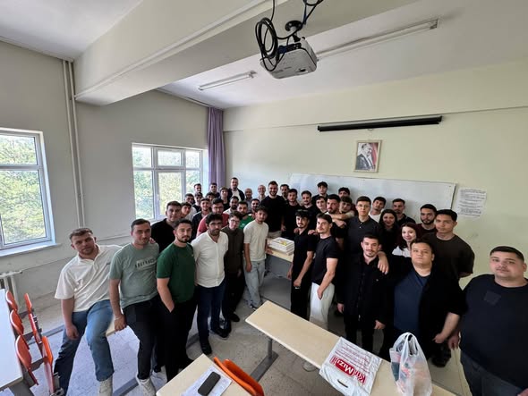 ASÜ Ortaköy MYO’da mezuniyet öncesi duygusal buluşma Aksaray Üniversitesi Ortaköy MYO’da öğrenciler, mezuniyet öncesi düzenlenen pasta kesimi