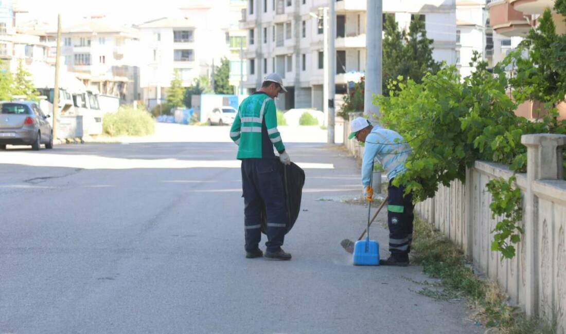 Aksaray Belediyesi ekipleri, Fatih Mahallesi’nde gerçekleştirdiği kapsamlı temizlik çalışmalarıyla çevre
