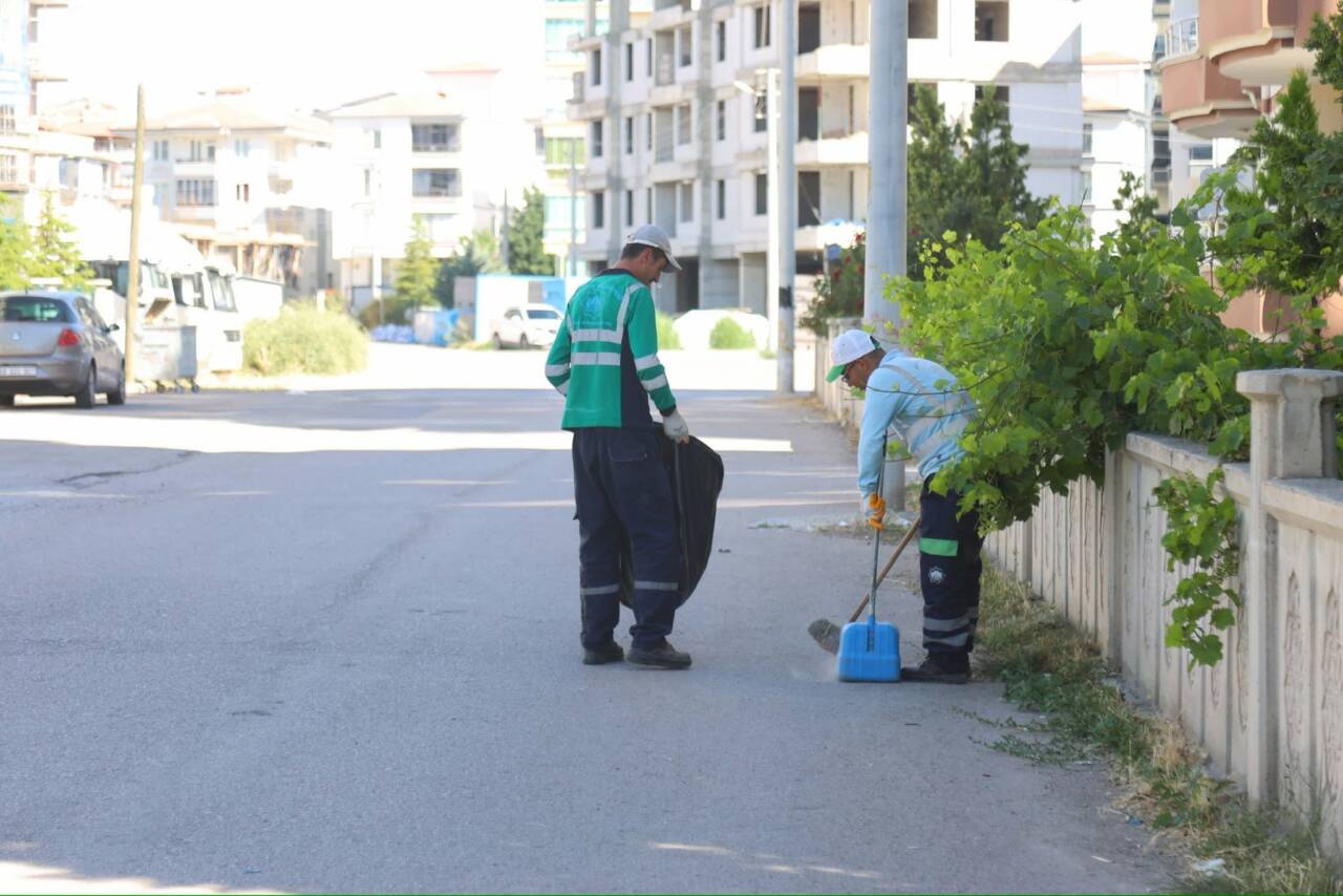 Aksaray Belediyesi ekipleri, Fatih Mahallesi’nde gerçekleştirdiği kapsamlı temizlik çalışmalarıyla çevre