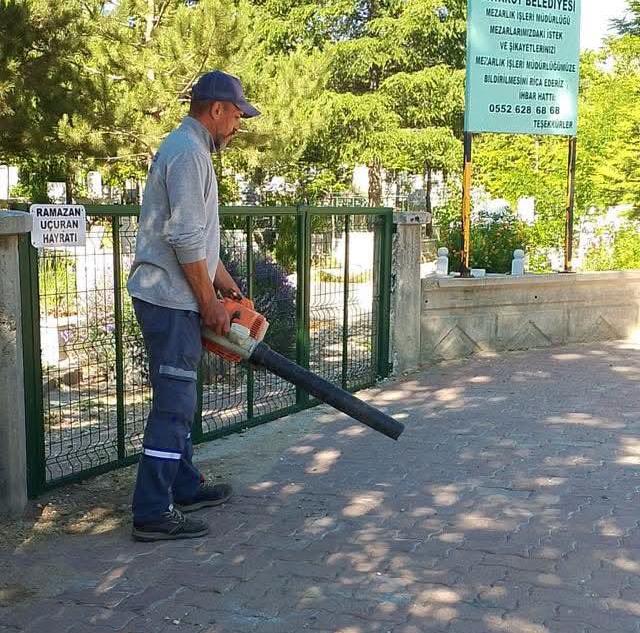 Ortaköy Belediyesi, ilçe genelinde yürüttüğü kaldırım ve yol temizlik çalışmalarıyla