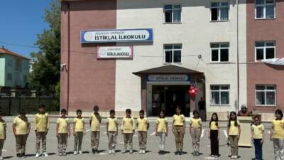 Ortaköy Kaymakamı Ahmet Karatepe, İstiklal İlköğretim Okulu özel gereksinimli öğrencileri