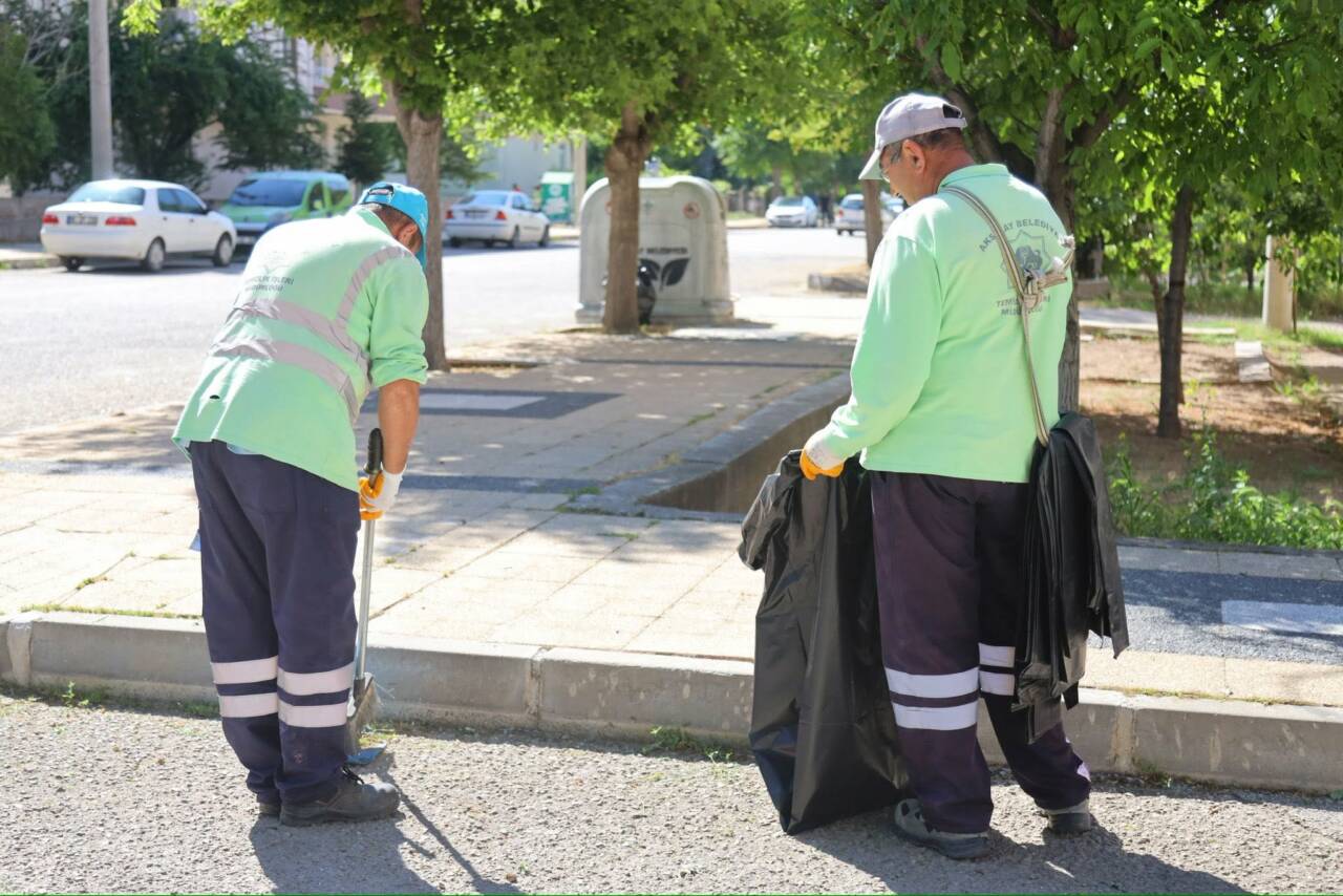 Aksaray Belediyesi, Pamucak Mahallesi’nde gerçekleştirdiği kapsamlı temizlik çalışmasıyla çevre bilincine