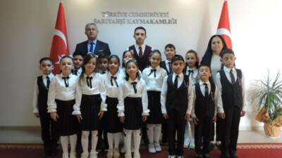 Türk Halk Müziği konseri öncesi Kaymakam Engin Atilla’yı ziyaret eden