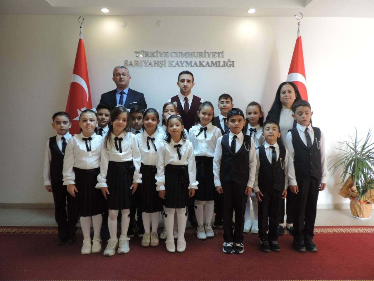 Türk Halk Müziği konseri öncesi Kaymakam Engin Atilla’yı ziyaret eden