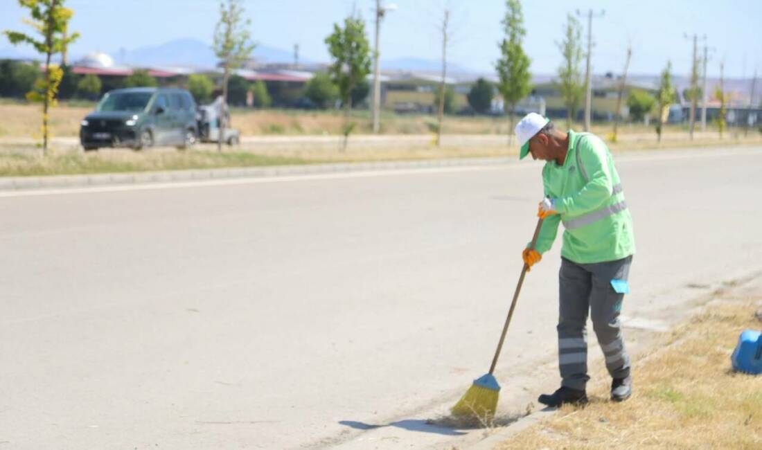 Aksaray Belediyesi, cadde ve sokaklarda yürüttüğü temizlik çalışmalarıyla daha sağlıklı