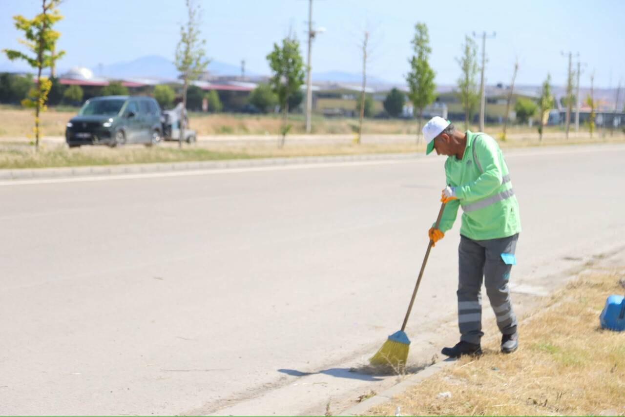Aksaray Belediyesi, cadde ve sokaklarda yürüttüğü temizlik çalışmalarıyla daha sağlıklı