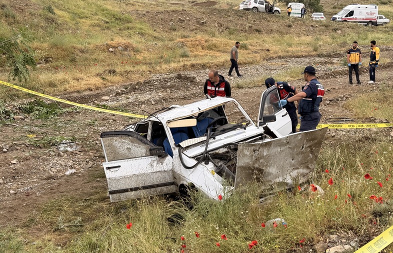 Yozgat'ın Yerköy ilçesinde köprüden düşen otomobildeki 2 çocuk yaşamını yitirdi,