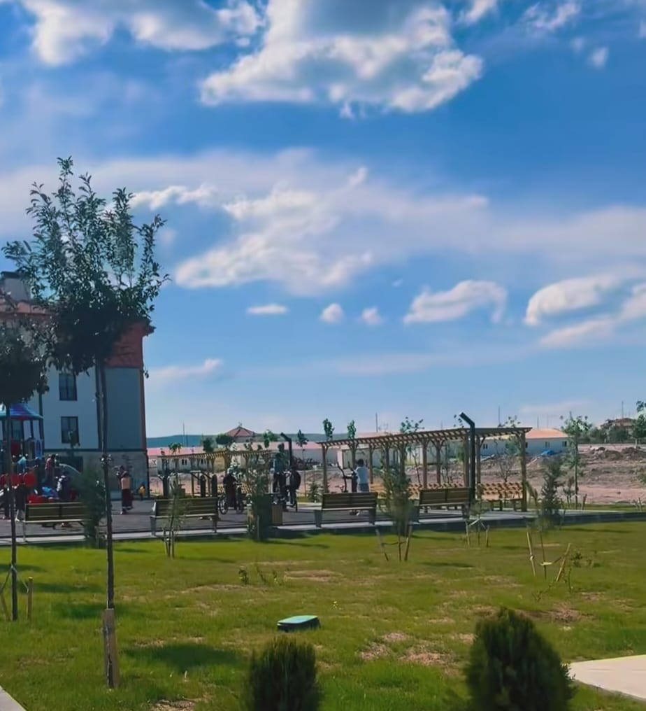 Gülağaç’ta yapımı tamamlanan TOKİ konutlarında sona yaklaşıldı. İlçenin konut ihtiyacına