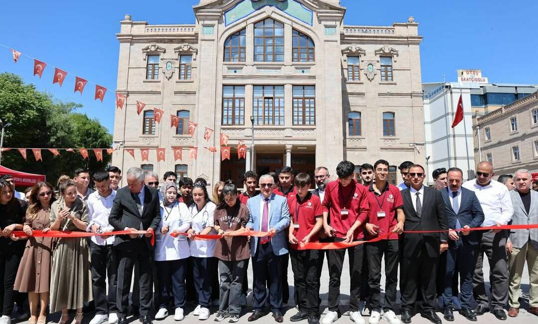 Aksaray’da maarifin kalbinde, marifetli gençlik fuarı açıldı! Aksaray’da düzenlenen “Maarifin Kalbinde Marifetli Gençlik” fuarında öğrencilerin projeleri ve