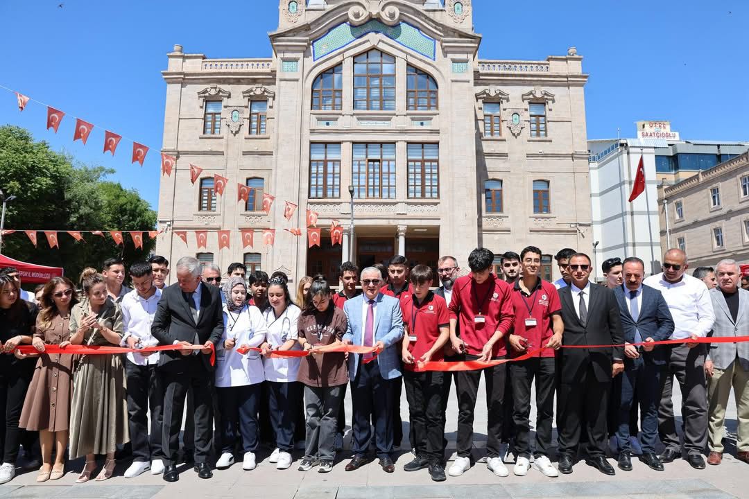 Aksaray’da düzenlenen “Maarifin Kalbinde Marifetli Gençlik” fuarında öğrencilerin projeleri ve
