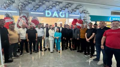 Aksaray’da Dagi Giyim Mağazası düzenlenen törenle hizmete girdi. Açılışa siyaset,