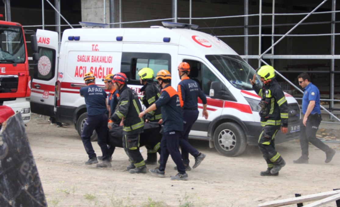 Kayseri'nin merkez Melikgazi ilçesinde devrilen bahçe duvarının altında kalan işçi