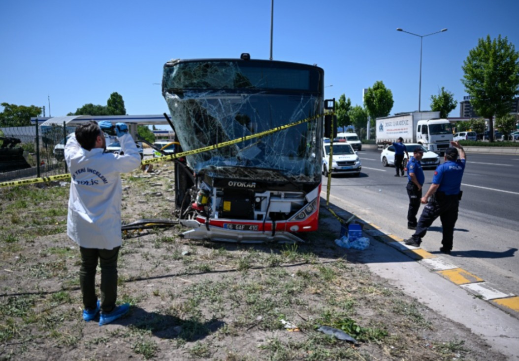 Başkentte EGO otobüsünün ticari araçla çarpışıp ardından yayaya çarptığı kazada