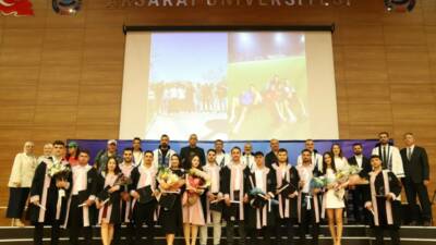 Aksaray Üniversitesi (ASÜ) Spor Bilimleri Fakültesi, düzenlenen mezuniyet töreniyle yeni