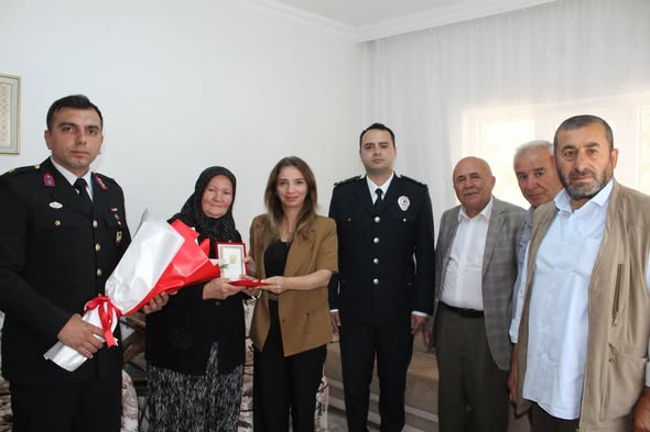 Şehit gazinin emanetine vefa: Madalya ailesine takdim edildi Aksaray’ın Sarıyahşi ilçesinde, merhum Kıbrıs gazisi Mehmet Özdemir adına düzenlenen