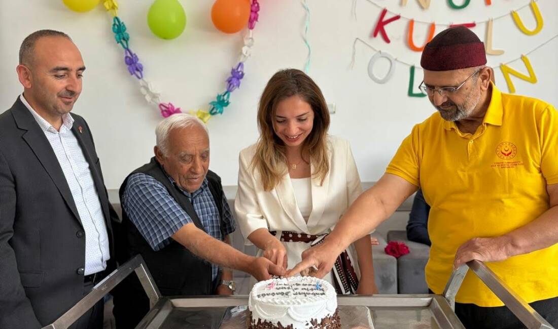 Aksaray’da huzurevinde kalan yaşlılar için düzenlenen Babalar Günü programında duygu