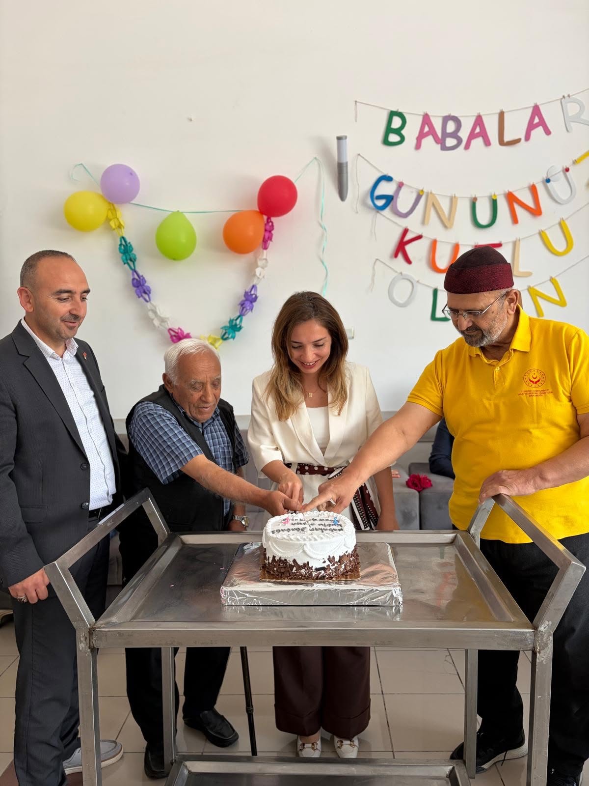 Aksaray’da huzurevinde kalan yaşlılar için düzenlenen Babalar Günü programında duygu