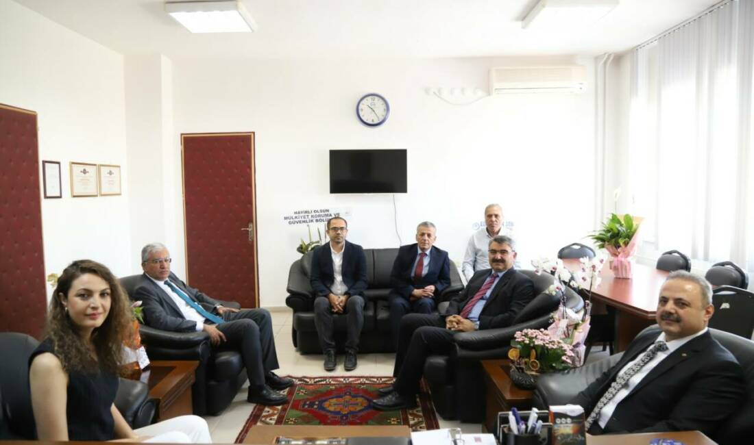 ASÜ Rektörü Arıbaş’tan Sosyal Bilimler MYO Müdürü Yıldırım’a hayırlı olsun ziyareti Aksaray Üniversitesi (ASÜ) Rektörü Prof. Dr. Alpay Arıbaş, Sosyal Bilimler