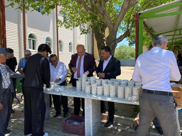 Ağaçören’in Camili Köyü’nde düzenlenen aşure programında vatandaşlarla bir araya gelen