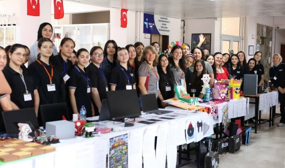 Matematik Koridorunda Büyük İlgi! 36 Öğrencinin Çalışması Konuşuluyor Aksaray’da 7 bölümden 36 öğrencinin katılımıyla hazırlanan Matematik Koridoru Projesi,