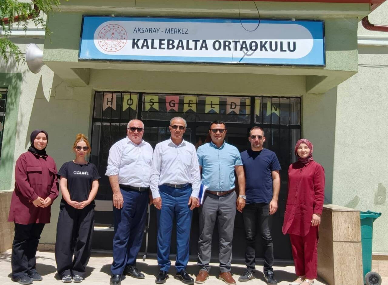 Eğitim-Bir-Sen Aksaray Şube Başkanı Murat Görmez, iki okulda eğitim çalışanlarıyla