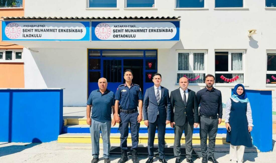 Eskil Kaymakamı Soydaş’tan şehitlik ve okul ziyaretleri Eskil Kaymakamı Taha Soydaş, köy ve mahalle ziyaretlerinde şehit kabirlerini