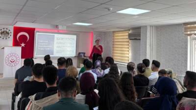 Aksaray’da evlilik hazırlığı yapan gençlere yönelik düzenlenen eğitim programında, sağlıklı