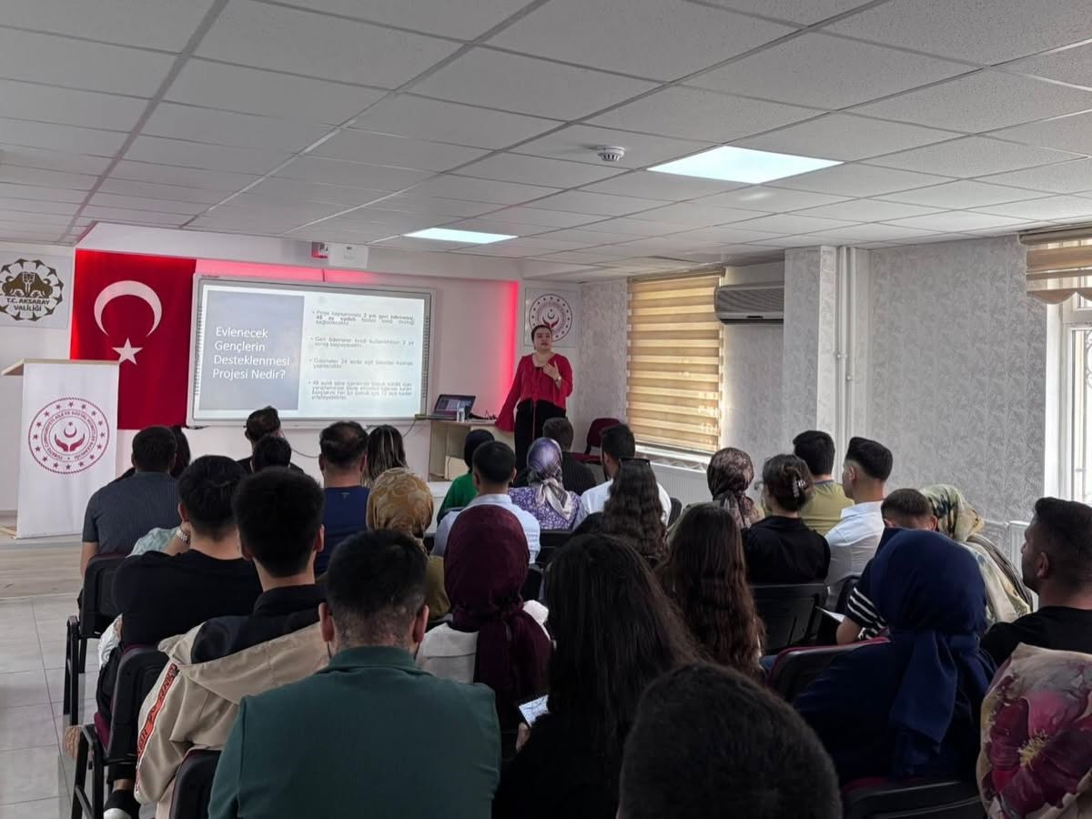 Aksaray’da evlilik hazırlığı yapan gençlere yönelik düzenlenen eğitim programında, sağlıklı