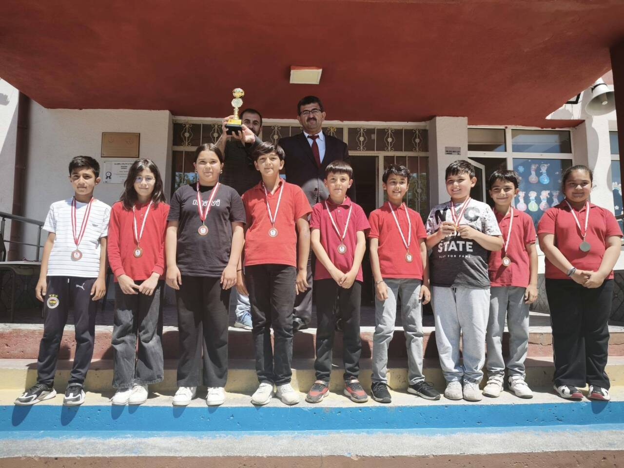 Şehit Tunahan Erbaşı İlkokulu’nda düzenlenen futbol turnuvasında şampiyon olan öğrenciler,