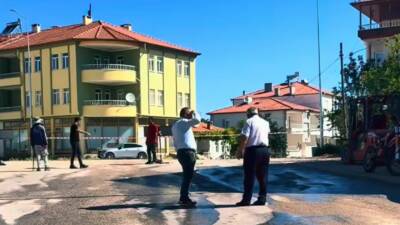 Gülağaç Belediye Başkanı Doğan Başbuğ, sabahın erken saatlerinde sahaya inerek