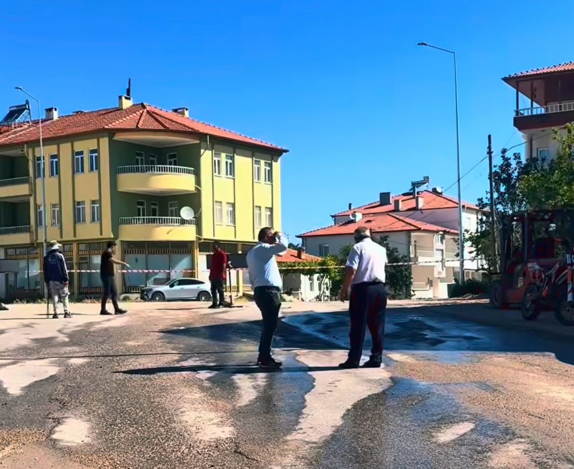 Gülağaç Belediye Başkanı Doğan Başbuğ, sabahın erken saatlerinde sahaya inerek