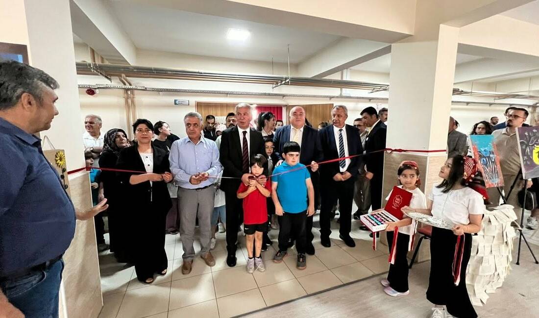 İl Milli Eğitim Müdürü Metin Alpaslan’ın katıldığı yıl sonu sergisinde