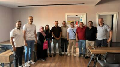 Aksaray’da huzurevi çalışanları, Öz Sağlık-İş Sendikası Şube Başkanlığı’nı ziyaret ederek
