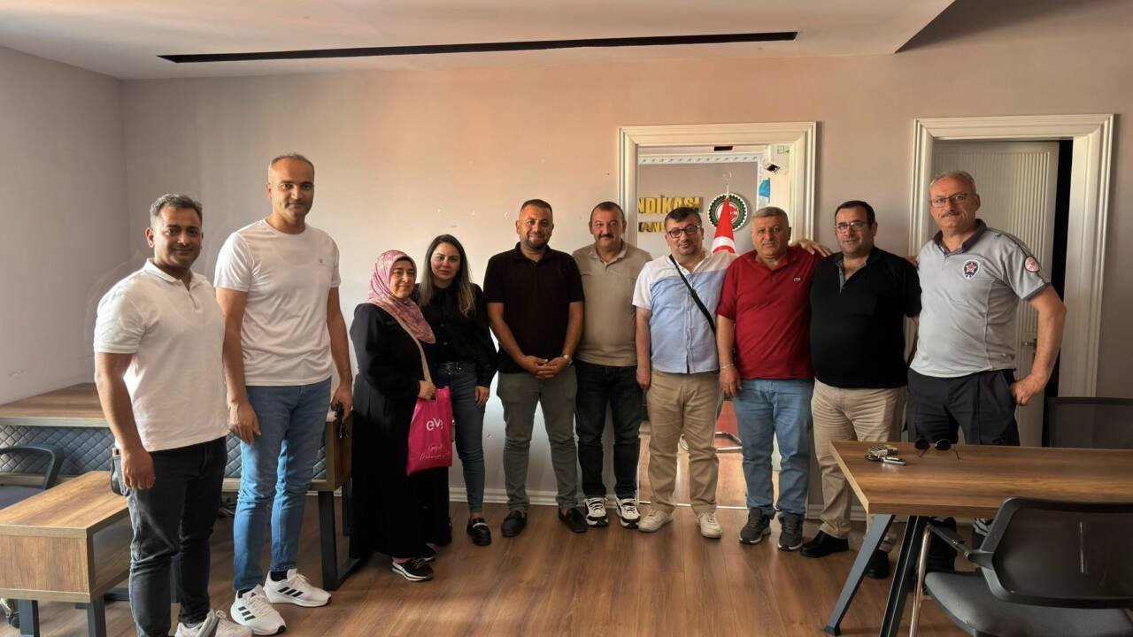 Aksaray’da huzurevi çalışanları, Öz Sağlık-İş Sendikası Şube Başkanlığı’nı ziyaret ederek