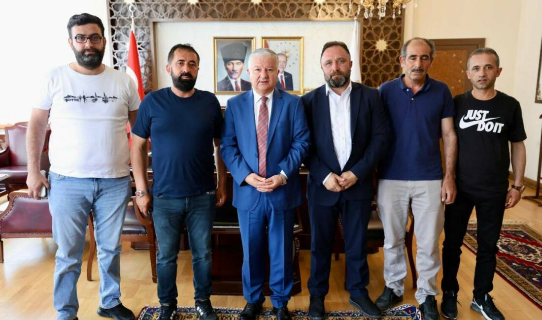 Aksaray Valisi Duru Kasaplar Odası heyetini kabul etti Aksaray Valisi Murat Duru, Kasaplar Odası Başkanı Fahrettin Düzgün ve