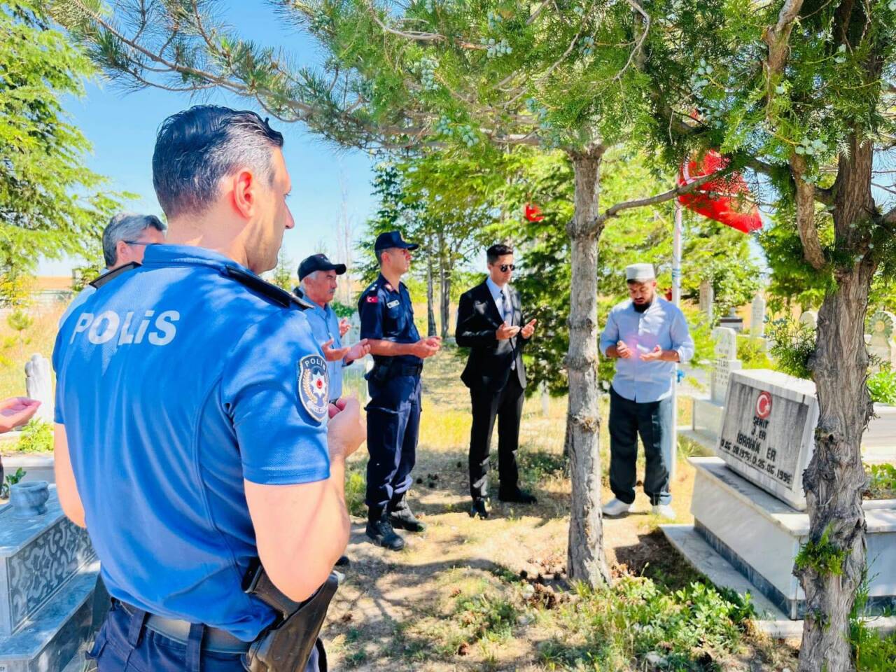 Eskil Kaymakamı Taha Soydaş, ilgili kurum amirleriyle birlikte Böget Köyü’nde,