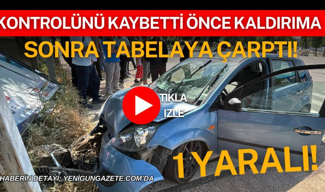 Kontrolünü kaybetti önce kaldırıma sonra tabelaya çarptı! Aksaray’da sürücüsünün direksiyon hakimiyetini kaybettiği otomobil kaldırıma çıkarak reklam tabelasına