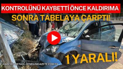 Aksaray’da sürücüsünün direksiyon hakimiyetini kaybettiği otomobil kaldırıma çıkarak reklam tabelasına