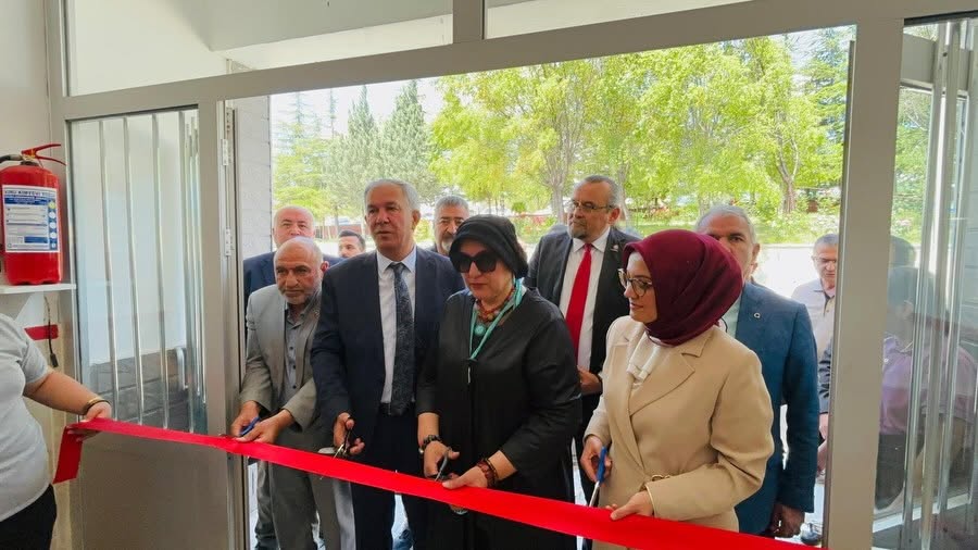 Yalnızceviz Ortaokulu’nda düzenlenen Bahar Şenliği, öğrenci çalışmaları ve yoğun katılımla