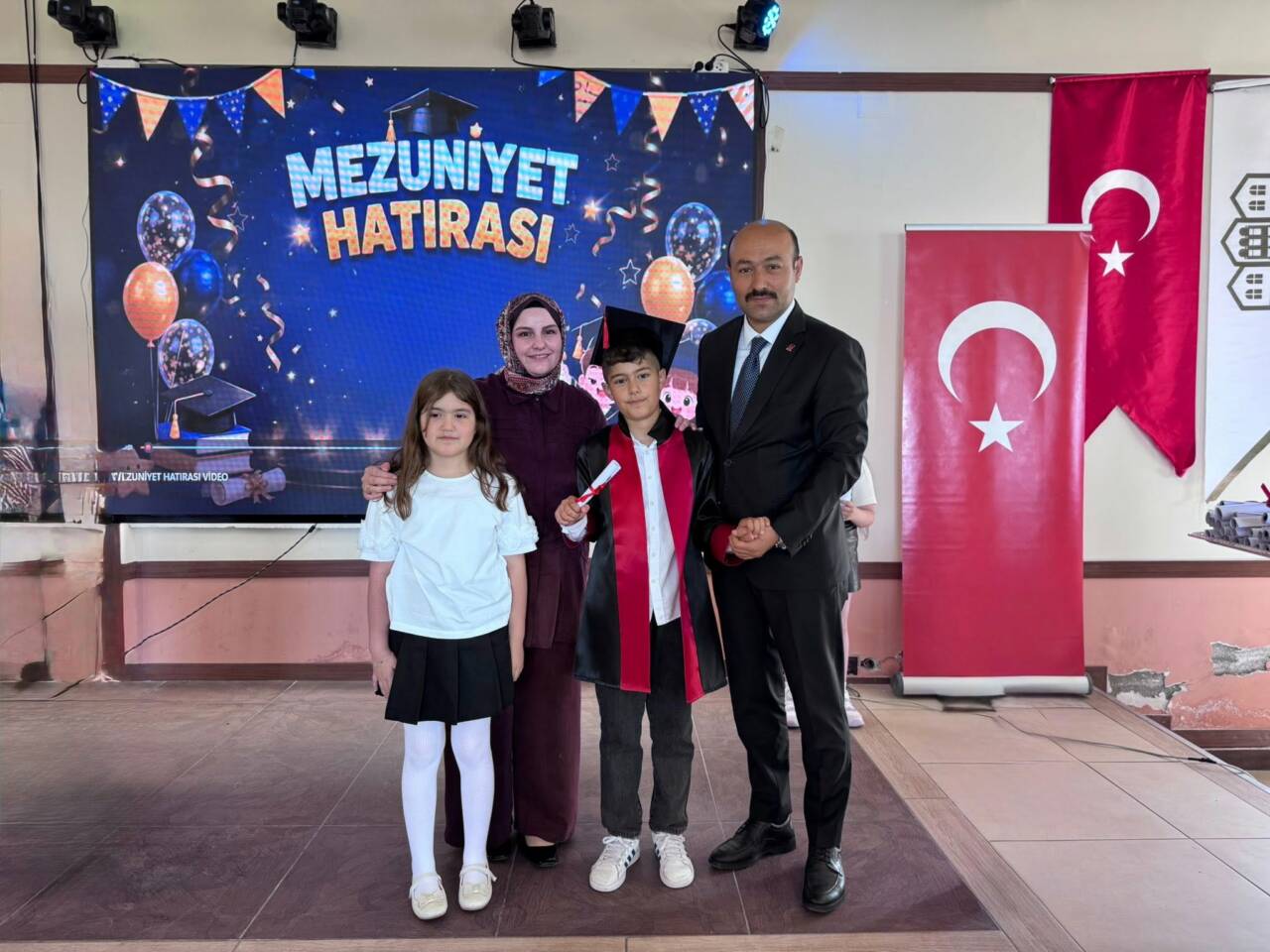Güzelyurt Kaymakamı Süleyman Arat, ilkokul öğrencilerinin mezuniyet törenine katılarak öğrencilerin